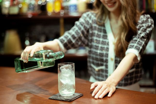 お酒を作る女性の手